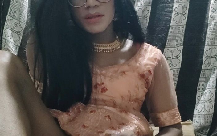 Keerthanakeerthi95: India travesti acabando en tradicional lehanga y comiendo su propio...