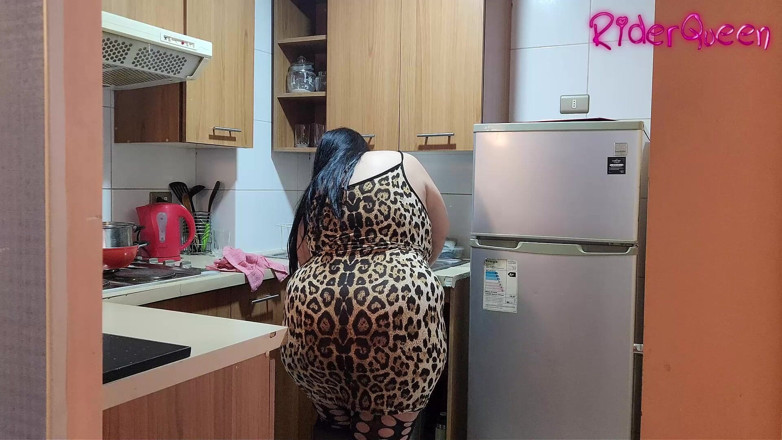 Riderqueen: 02 MILF baise dans la cuisine