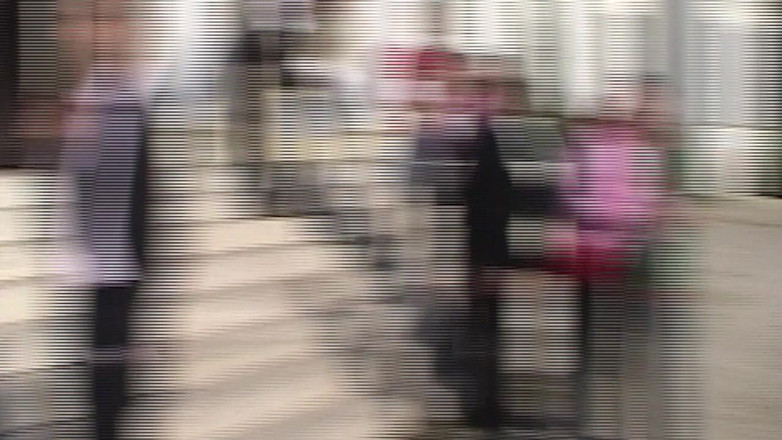 Erotic Club: Gagică blondă care linge pizdă în timp ce este futută pe...