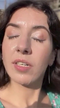 Teenie, bukkake, cumwalk - une fille de 18 ans se fait recouvrir de sperme 