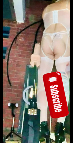 Benito414: Femaboy 白色丝袜户外性爱机器