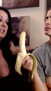 Lésbica comendo bananas