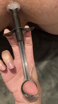 Aplicación de lubricante anal con jeringa
