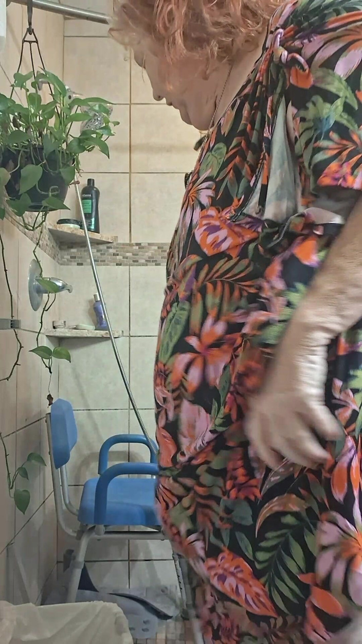 BBW nurse Vicki adventures with friends: La Grande Bella Infermiera Vicki È Tutta Sudata E Deve Fare...