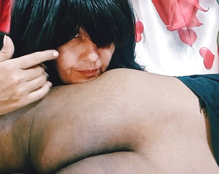 Bolly Karma: Plachá holka v sexy mezirasovém sexu video lízání zadku