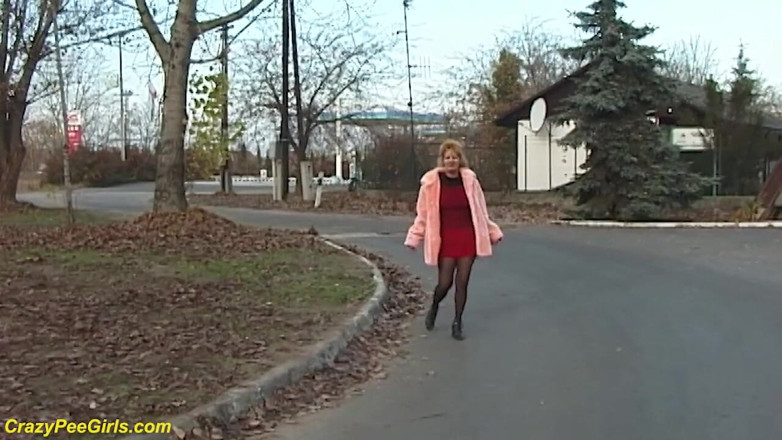 Crazy pee girls: Redhead wife pissing in outdoor