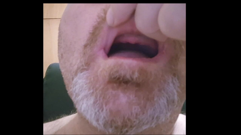 ChubbyDaddyBearLuka: Toothless Bear laat ons in haar mond - mondfetisj