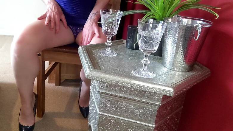 Lily kink: Bị quyến rũ trong quán bar khách sạn