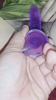 C’est comme ça que ma belle-sœur la devient crémeuse quand je la masturbe.