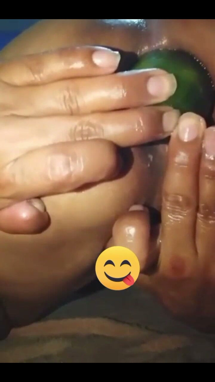 anonymousperuviancouple: 큰 후장 계모는 큰 두꺼운 오이를 따먹고, 그녀는 나에게 그녀의 열린 엉덩이의 증거를 보냅니다.