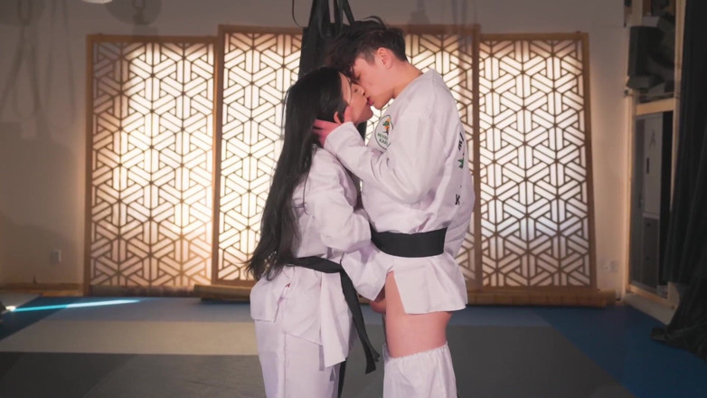 Cosplayground: Megan errori implora il suo istruttore di karate di riempirla...