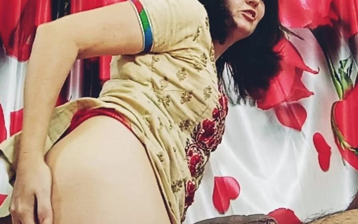 Bolly Karma: सुडौल बेब