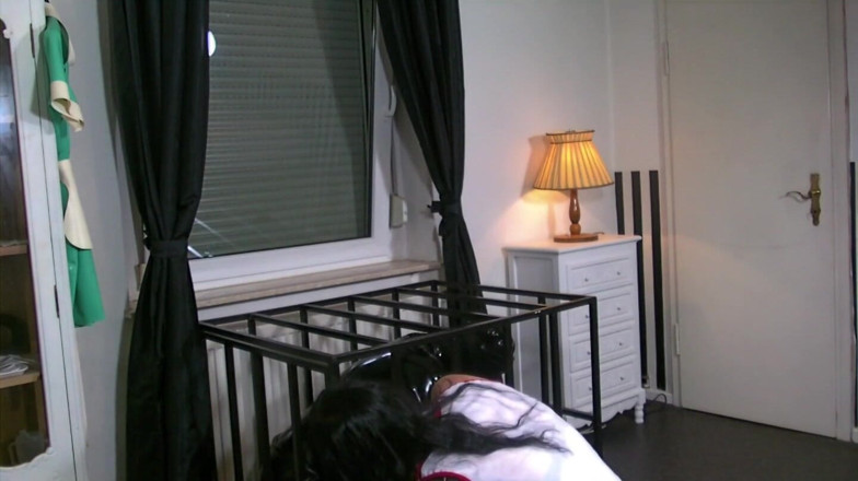 Domina Lady Vampira - SM Studio Femdom Empire: Panty Pee
