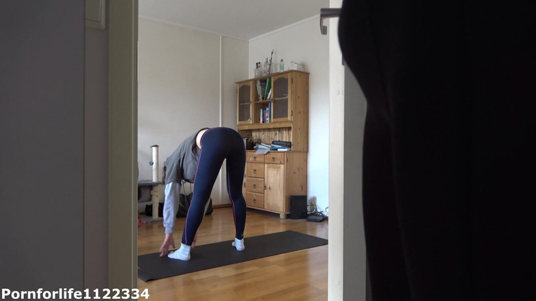 Pornforlife1122334: Üvey kız kardeşimin yoga yapmasını izlemeyi ve mastürbasyon yapmayı seviyorum