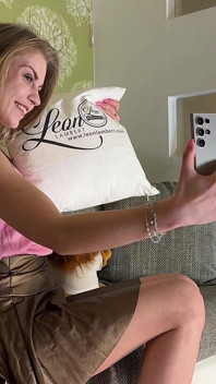 Mager blond het och kåt sekreterare gör sin stora kukboss kommer på hennes händer och sedan leker hon med cumshot