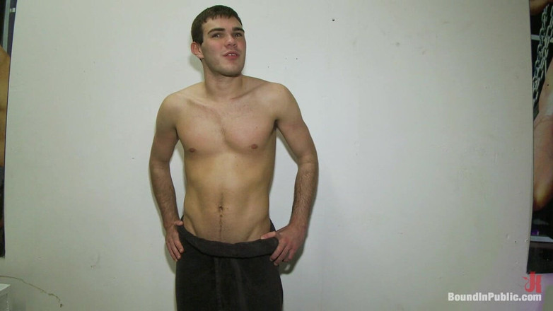 Bound in public: Nadržení muži vezmou ptáka v rušné sexuální arkádě