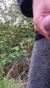 Éjaculation gémissante et squirteuse dans les bois avec un onesie