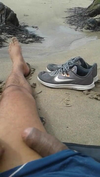 Boy top Amador: Melancap di luar di pantai