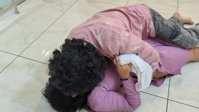 Vaigavarun45: 陌生人男孩进入一个未婚女孩的房子，和热辣的女孩做爱