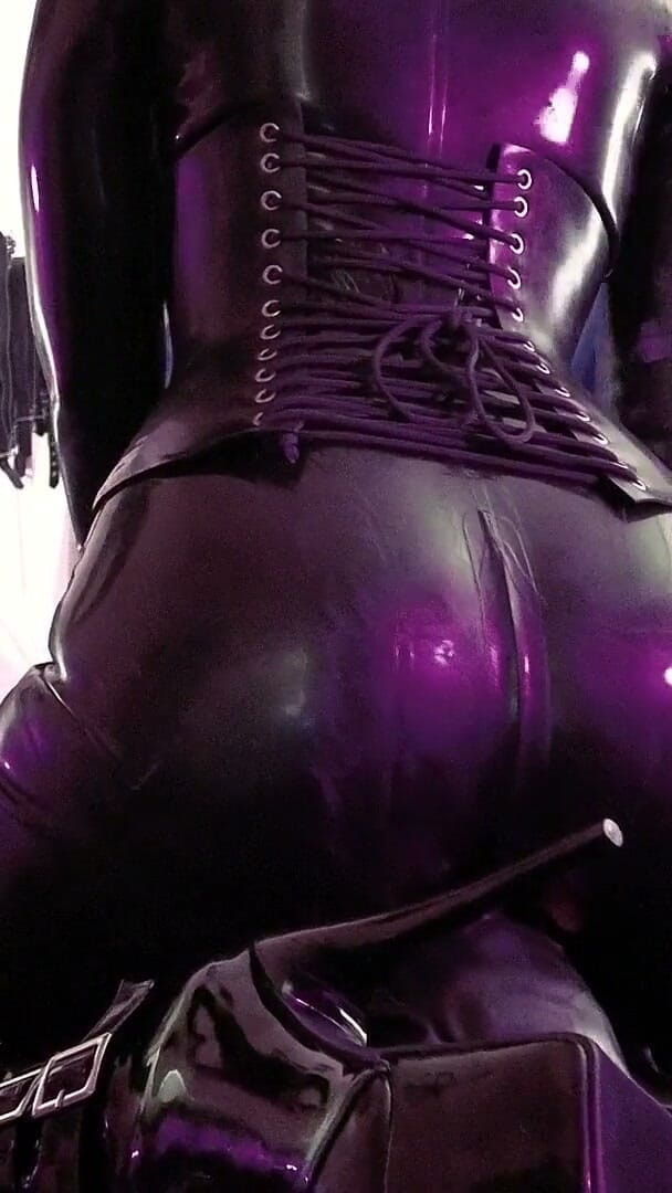 Eva Latexxx: Femdom ngồi lên mặt eva latex tôn sùng bà chủ...