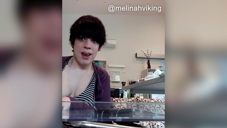 Melinah Viking: Wichsen zu hause mit mir
