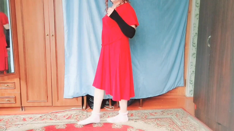 Kitty_Cross: शरारती ट्रांस लड़की अपने बेडरूम में धीरे-धीरे नाच रही है