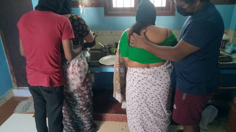 Benita sweety: Cocinando pareja caliente intercambiando