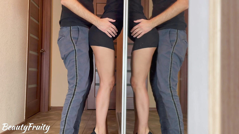 BeautyFruity: Beleza sensual em um vestido curto chamou o construtor de...