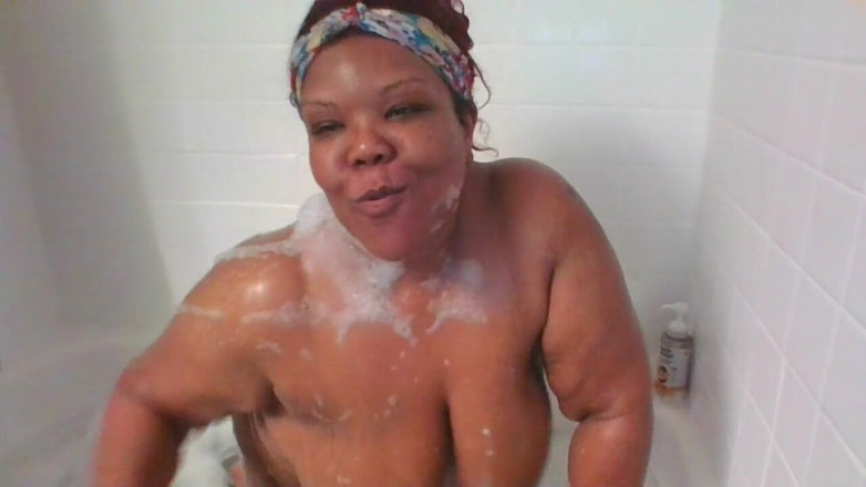 Busty queen: Fai un bagno con le bollicine