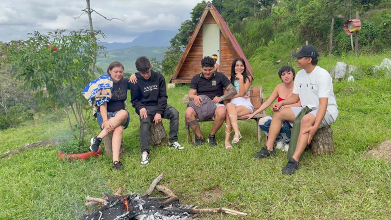 ManuelaAlvarez: Sexo Al Aire Libre, Jóvenes Latinos Pagan Penitencia a Un...