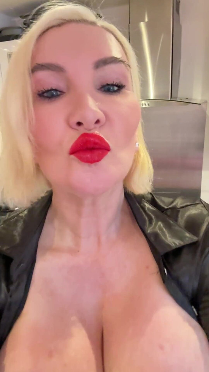 Sophie James: Salto vermelho, mini saia vermelha e blusa de cetim preta...