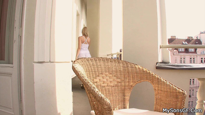 My Sons GF: Zadlužená rodina, přítelkyně platí svým tělem