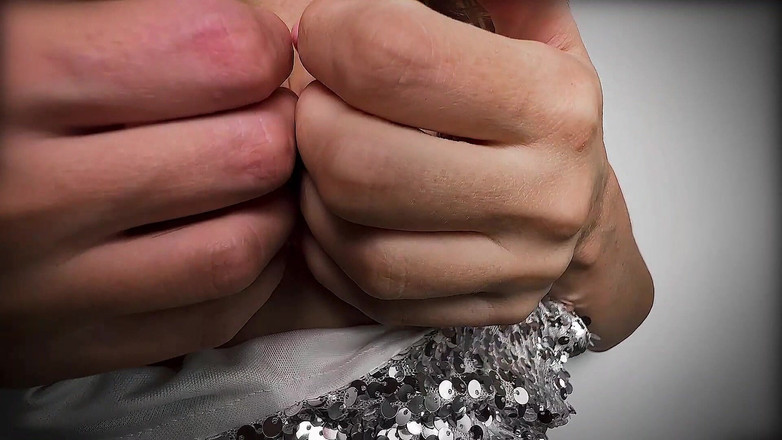 Gigi oficial: Adik tiri dara berbogel besar tidak akan longgar dalam permainan...