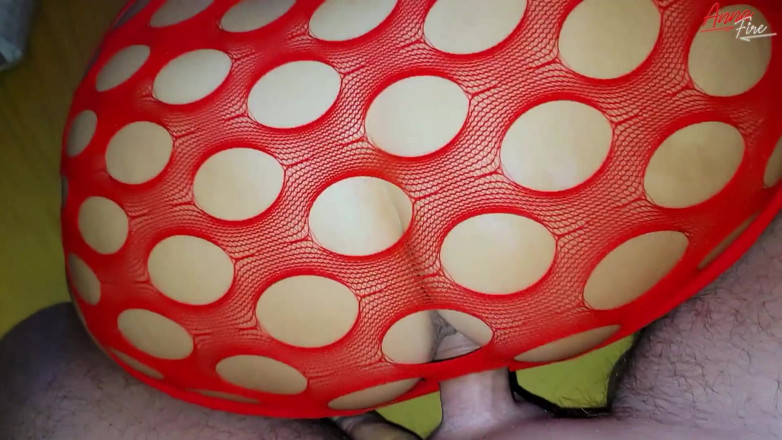 Anna Fire: Sie wurde durch ein loch in einem roten outfit gefickt