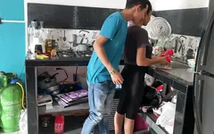 Abang tiriku ngentot memek sempitku di dapur.