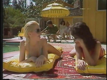 Old Good Porn: Heiße schätzchen genießen es, wie sie einer riesigen stange im...