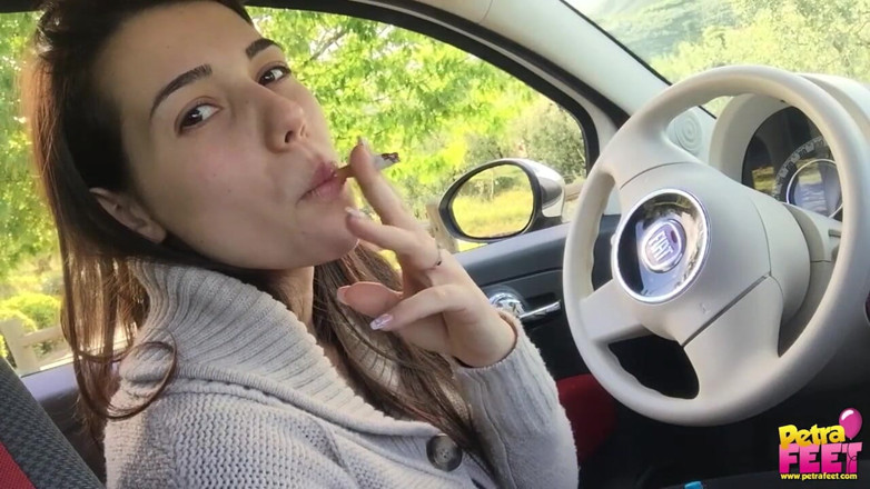 Smokin Fetish: Гаряча тінка курить у машині