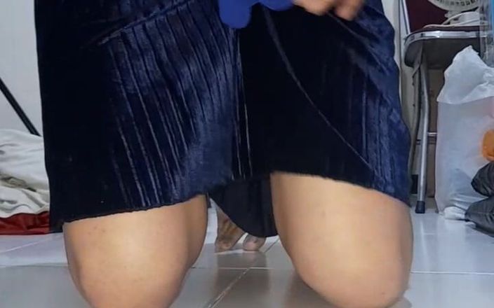 Naomisinka: Blauw fluwelen rok masturbatie