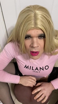 La troia trans madison non riesce a tenere fuori le mani questo nuovo giocattolo nella figa e nel culo. Guardala leccare il suo sperma e succhiare un dildo bbc mentre