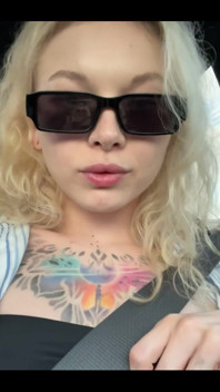 Can’t Resist Showing off Myself Even While My Friends Are in the Car