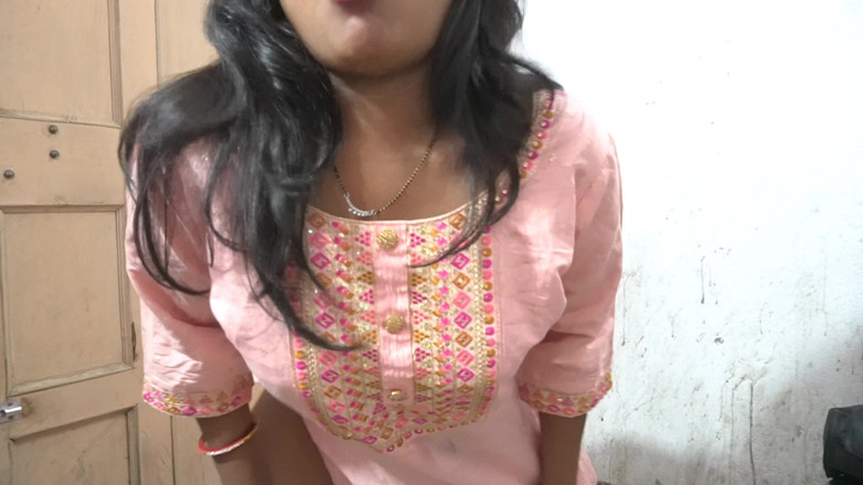 Mumbai Ashu: Single Ladaki Ne Apana Chut Ka Garmi Mitaya