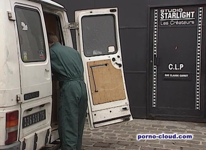 Porno Cloud: Người giúp việc sung sướng dùng tay chọc lỗ đít