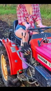 Boerderijmeisje gevingerd en geneukt op tractor