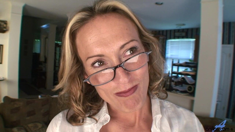 Anilos: Неслухняна матуся в окулярах розливає свої секрети в anilos
