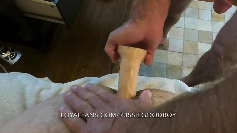 Russie Goodboy: Tatăl vitreg însămânțează gaura băiatului, o linge, o lărgește cu jucării