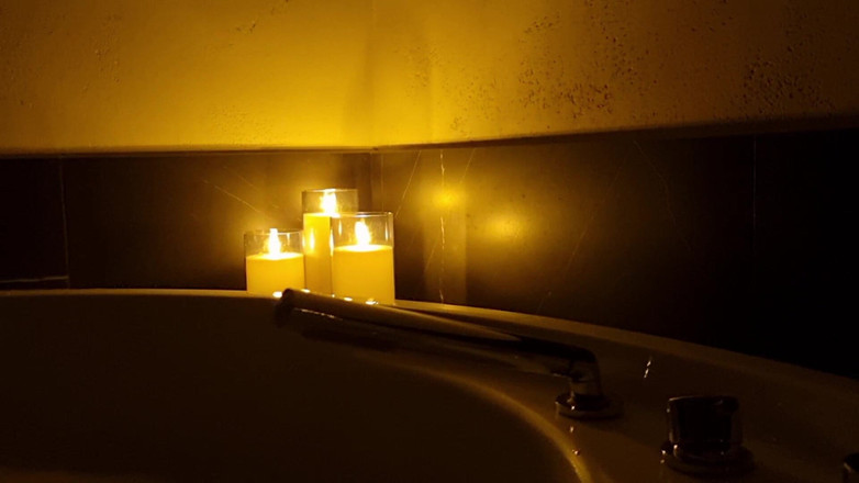 Alexander Audran: 谁愿意陪伴我？我在浴缸里手淫和放松的音乐 - 来玩弄我那充满泡沫的鸡巴