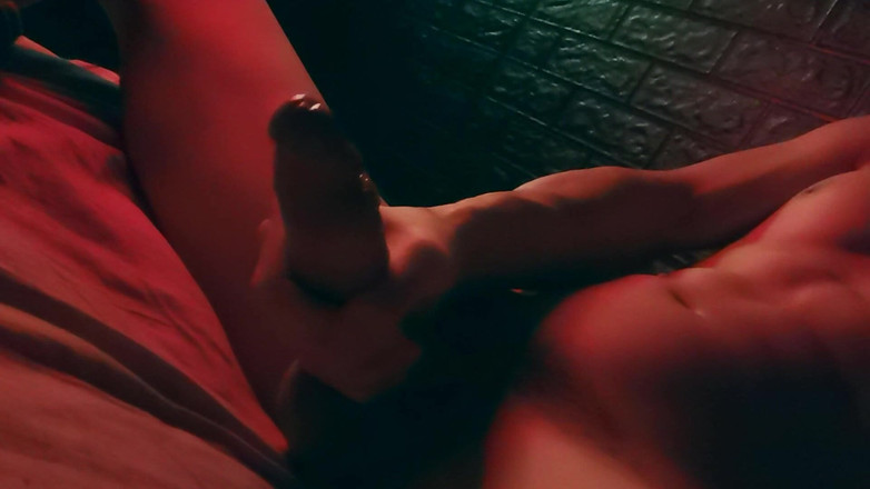 SEXY_GUYBEST: 非常热情地在晚上自慰大鸡巴并呻吟！