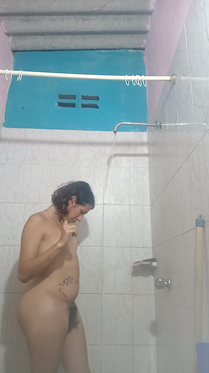 Femboy from Colombia: 这片独自一人在浴室的时刻，我们要享受