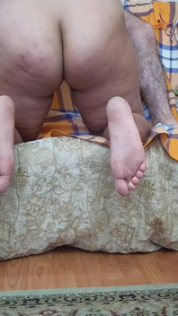 Teman wanita desi menjilat batang teman lelakinya dan mengongkek pepeknya di sofa ditambah bonus dalam pepeknya