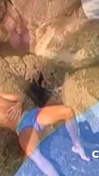 两个性感的拉丁男孩在海滩上无鞍做爱，享受乐趣